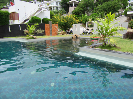 villa Paris location avec grande piscine pour la résidence et petite piscine privée sur votre terrasse 